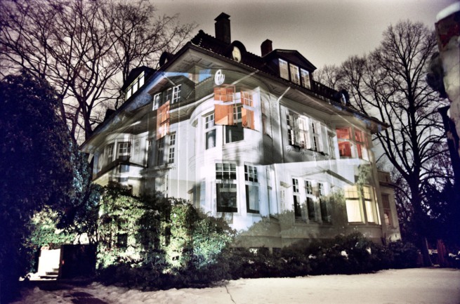 Villa I, 2003, Vierfachprojektion auf Gebäude