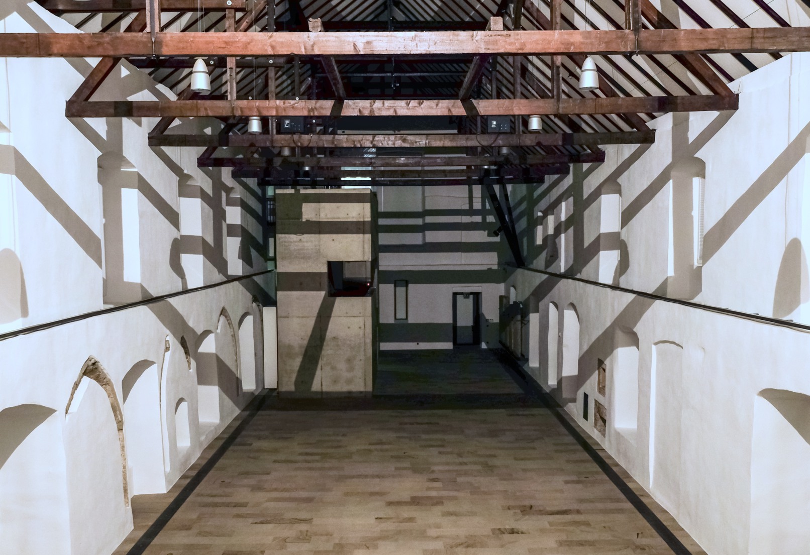 Schattenschaukel, 2014/2015, fahrende Lichtquelle, 30 m lineares Schienensystem