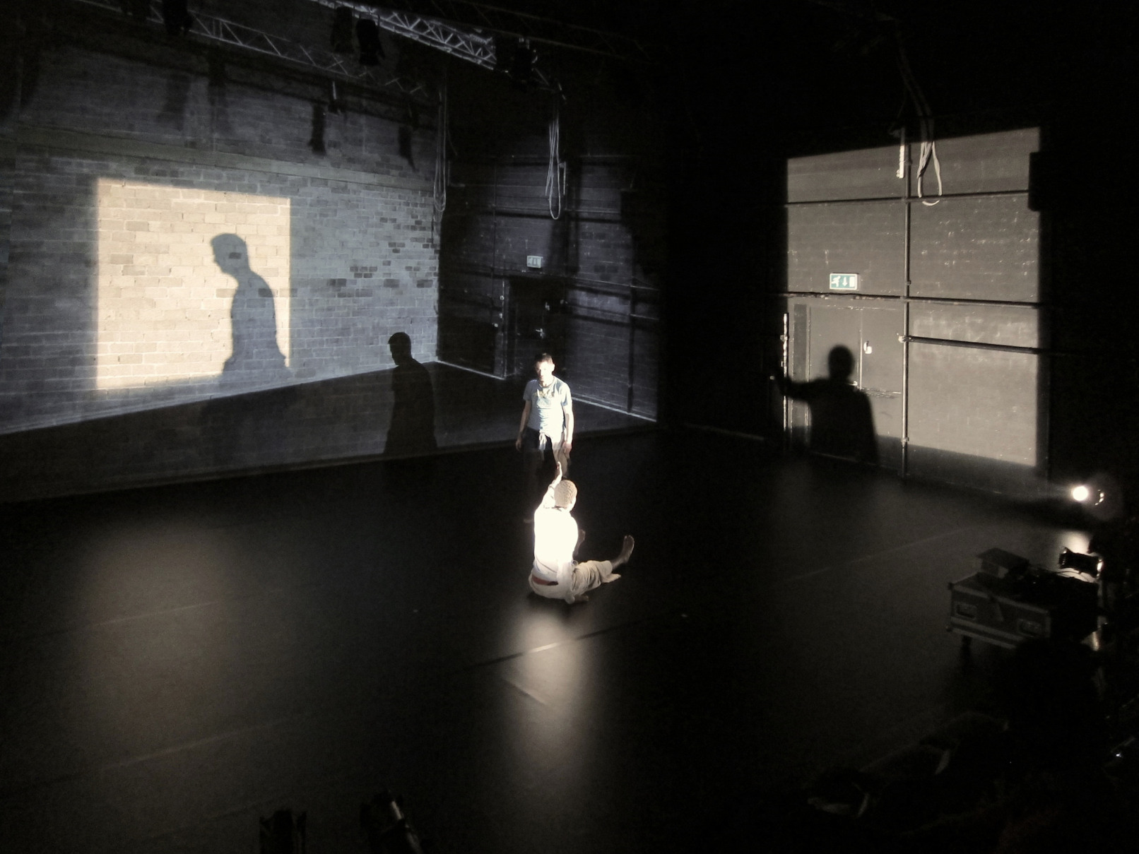 Licht-Bühnenbild für Dubito ergo sum, Tanzperformance von Morgan Nardi, 2011, Profiler, Beamer, Licht, Tanzhaus NRW, Düsseldorf