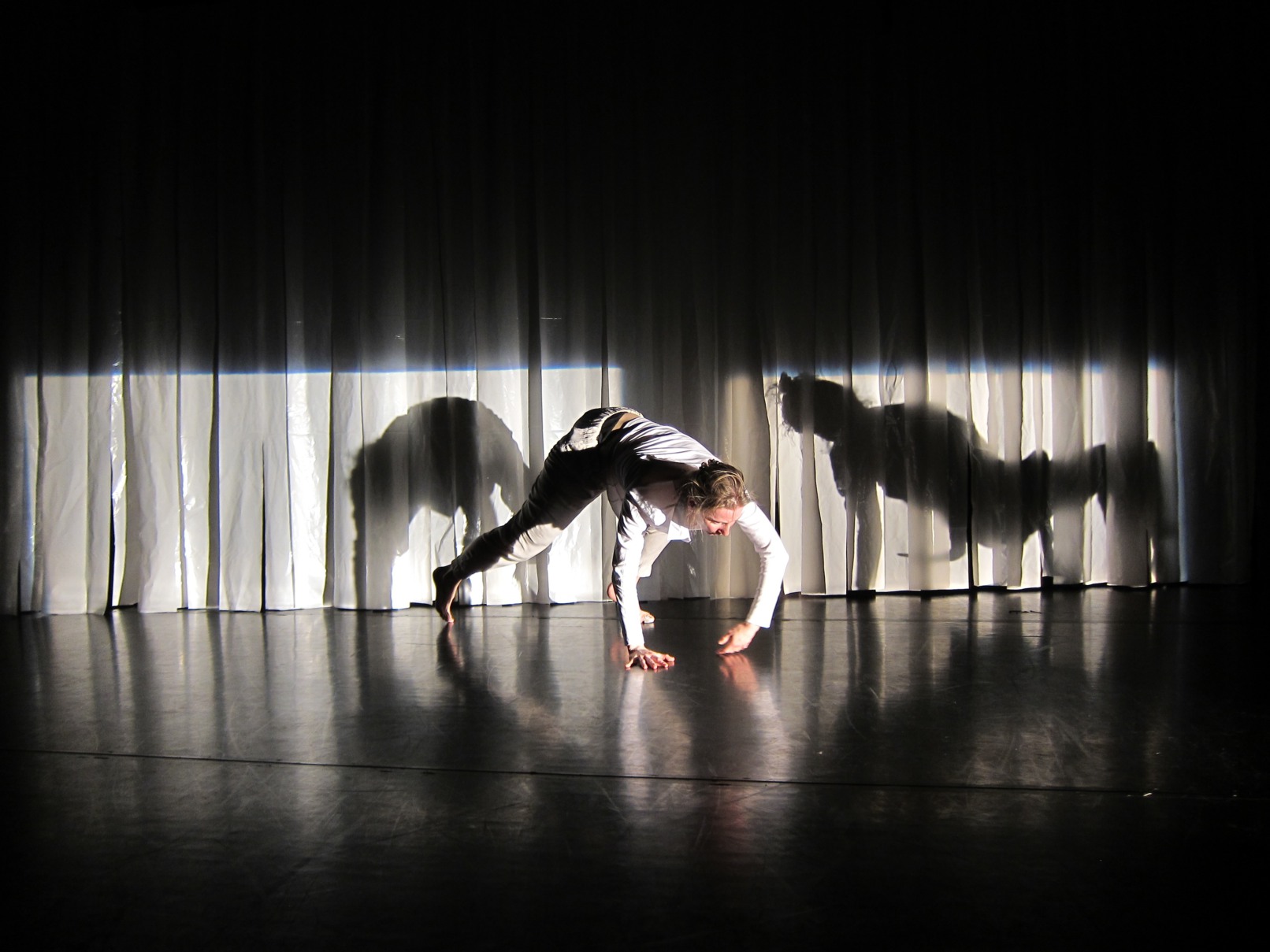 InFormAtion, interdisziplinäres Performance-Projekt von Karen Bößer, 2013, Profiler, Licht, Forum Freies Theater, Düsseldorf (Bühnenbild Dirk Dietrich Henning)
