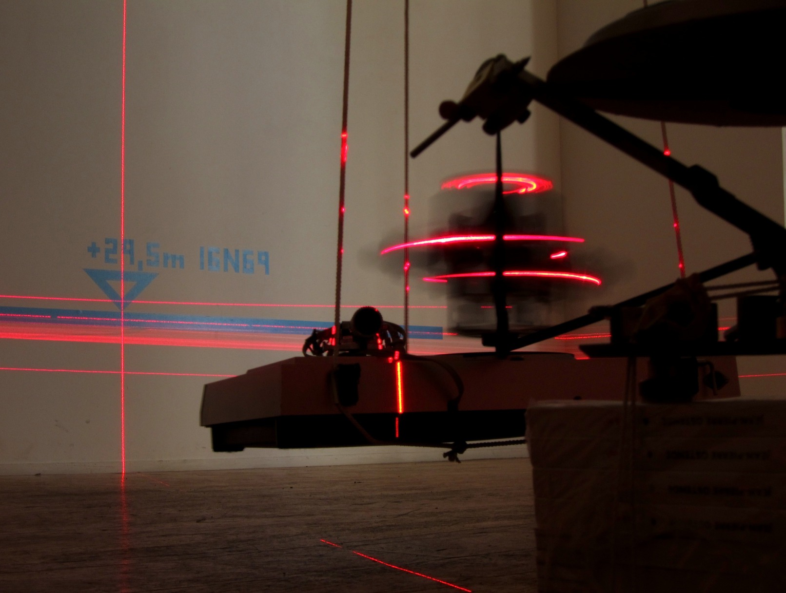 Long Distance Laser Ray, 2010, Laser, Stativ, Monitor, Antenne, 1.160 km, MUU-Galleria, Helsinki, Finnland