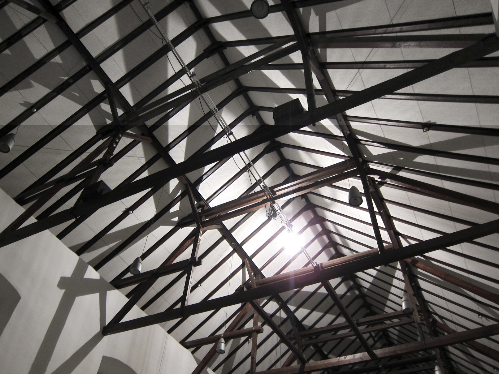 Schattenschaukel, 2014/2015, fahrende Lichtquelle, 30 m lineares Schienensystem