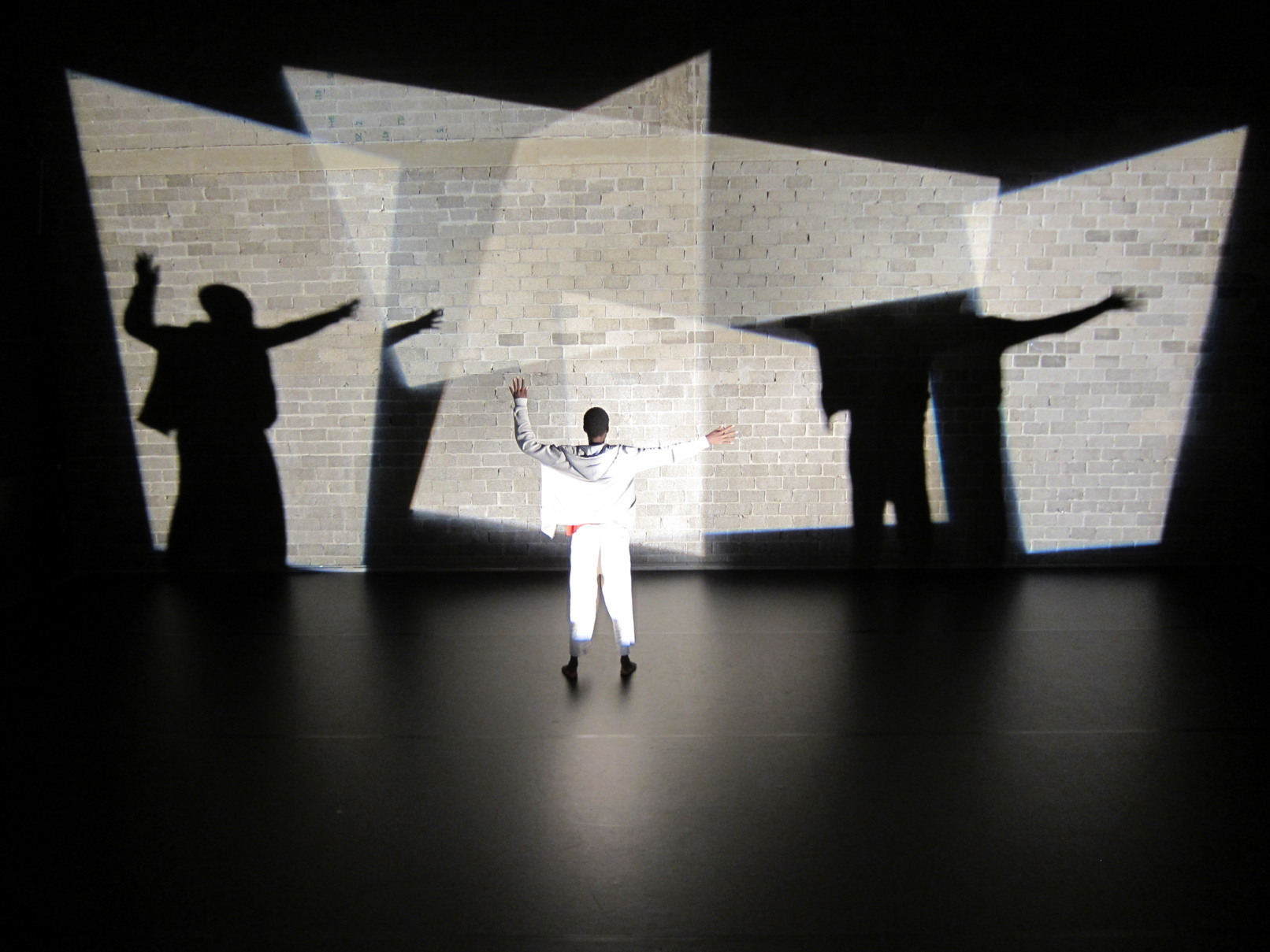 Licht-Bühnenbild für Dubito ergo sum, Tanzperformance von Morgan Nardi, 2011, Profiler, Beamer, Licht, Tanzhaus NRW, Düsseldorf