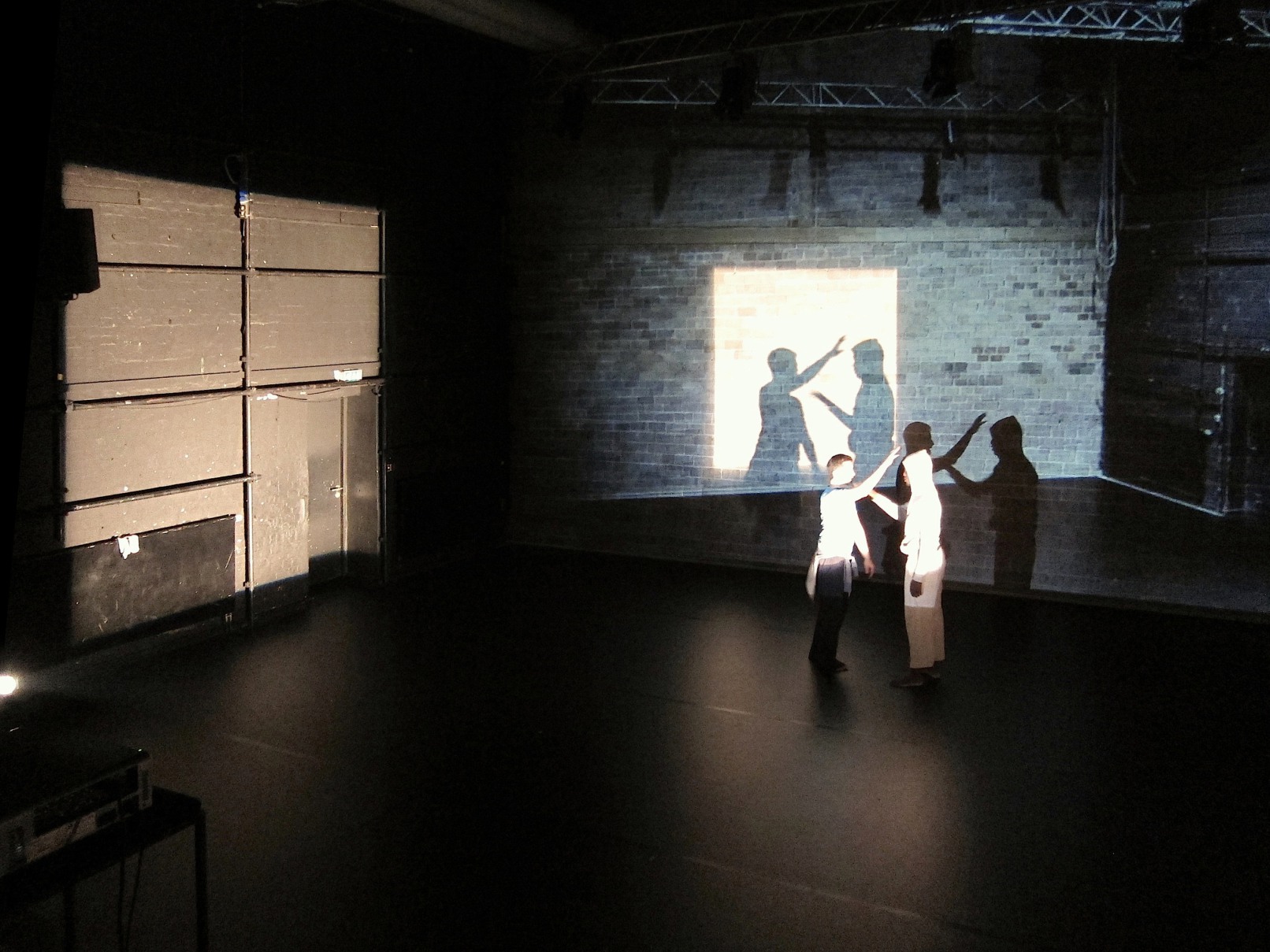 Licht-Bühnenbild für Dubito ergo sum, Tanzperformance von Morgan Nardi, 2011, Profiler, Beamer, Licht, Tanzhaus NRW, Düsseldorf