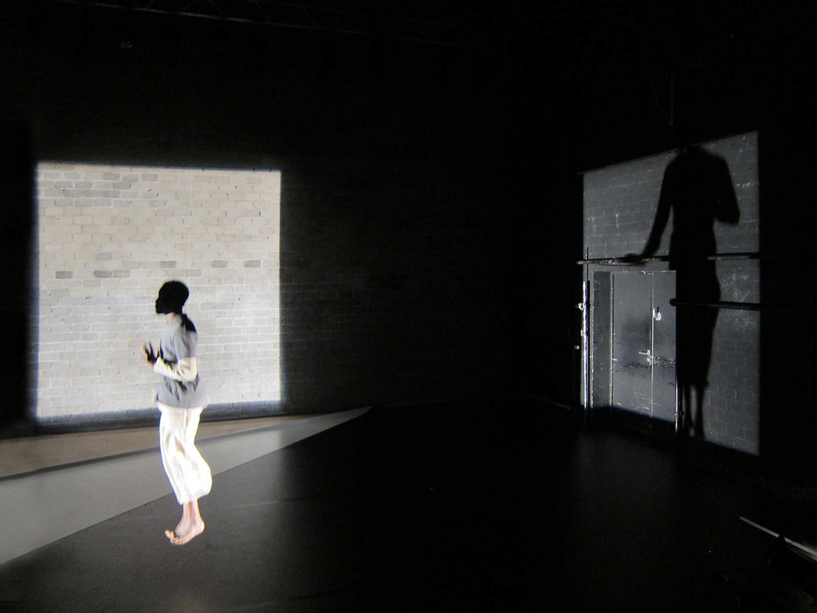 Licht-Bühnenbild für Dubito ergo sum, Tanzperformance von Morgan Nardi, 2011, Profiler, Beamer, Licht, Tanzhaus NRW, Düsseldorf