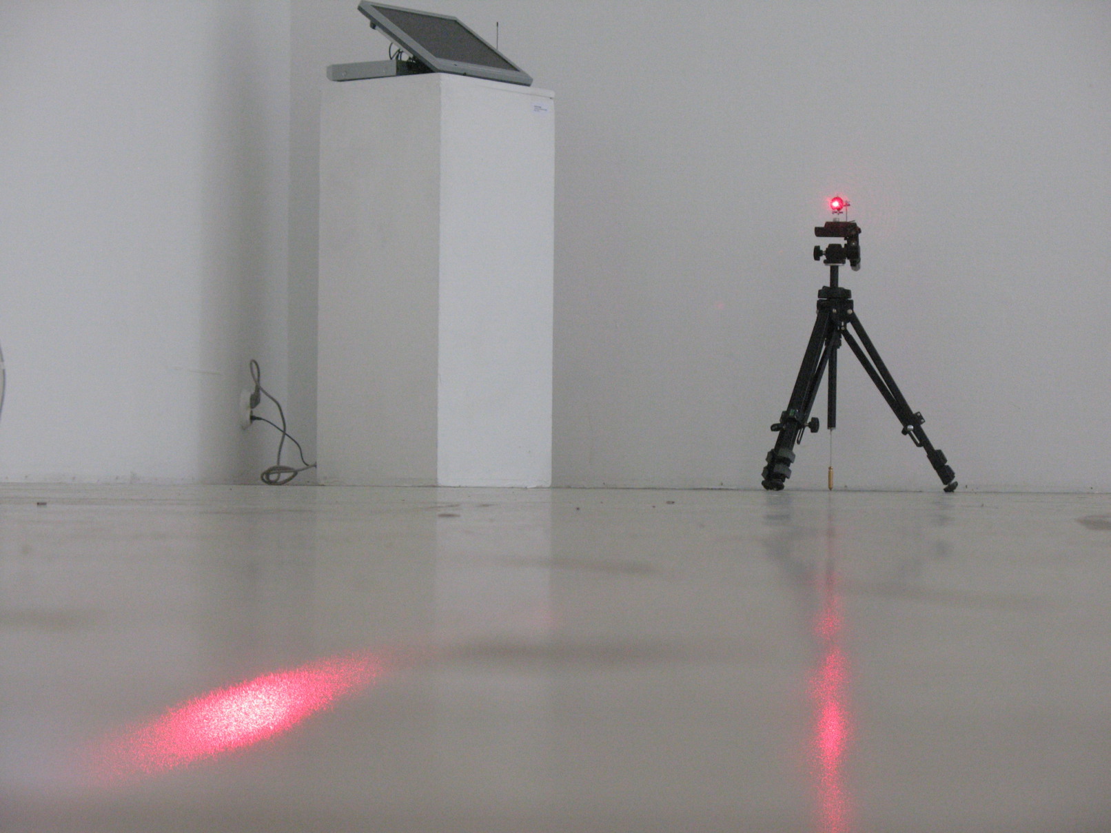 Long Distance Laser Ray, 2010, Laser, Stativ, Monitor, Antenne, 1.160 km, MUU-Galleria, Helsinki, Finnland