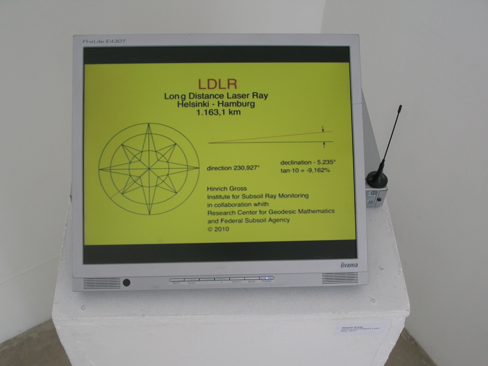Long Distance Laser Ray, 2010, Laser, Stativ, Monitor, Antenne, 1.160 km, MUU-Galleria, Helsinki, Finnland