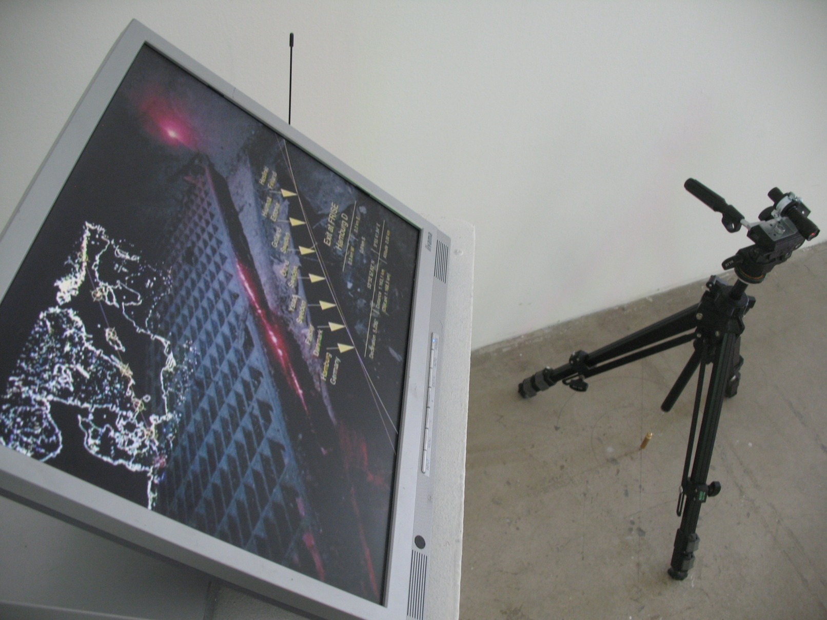 Long Distance Laser Ray, 2010, Laser, Stativ, Monitor, Antenne, 1.160 km, MUU-Galleria, Helsinki, Finnland