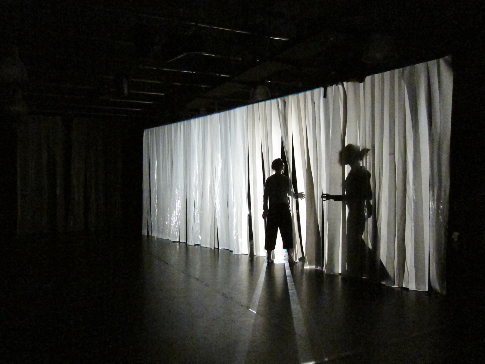 InFormAtion, interdisziplinäres Performance-Projekt von Karen Bößer, 2013, Profiler, Licht, Forum Freies Theater, Düsseldorf (Bühnenbild Dirk Dietrich Henning)