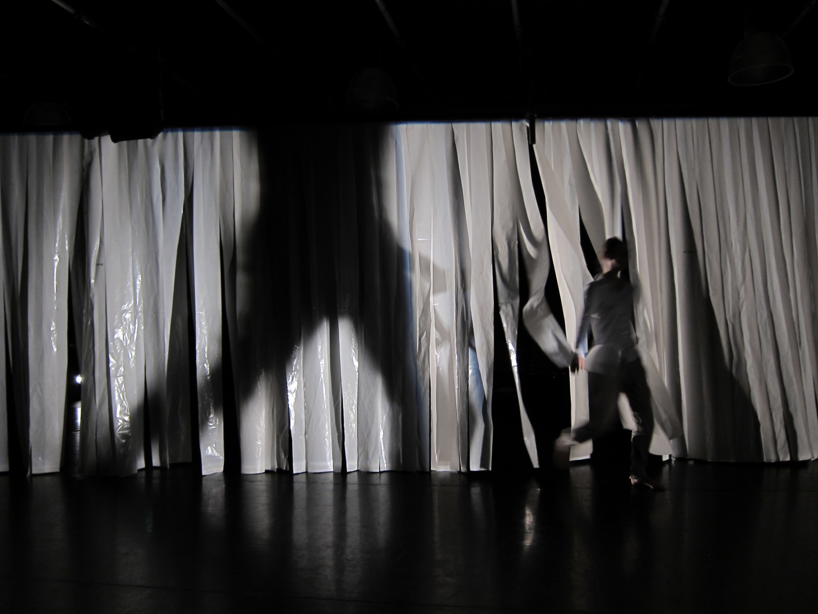 InFormAtion, interdisziplinäres Performance-Projekt von Karen Bößer, 2013, Profiler, Licht, Forum Freies Theater, Düsseldorf (Bühnenbild Dirk Dietrich Henning)