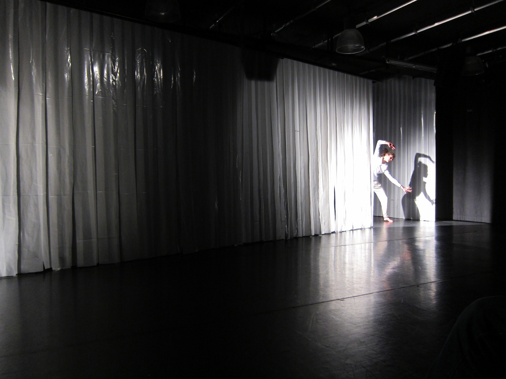 InFormAtion, interdisziplinäres Performance-Projekt von Karen Bößer, 2013, Profiler, Licht, Forum Freies Theater, Düsseldorf (Bühnenbild Dirk Dietrich Henning)