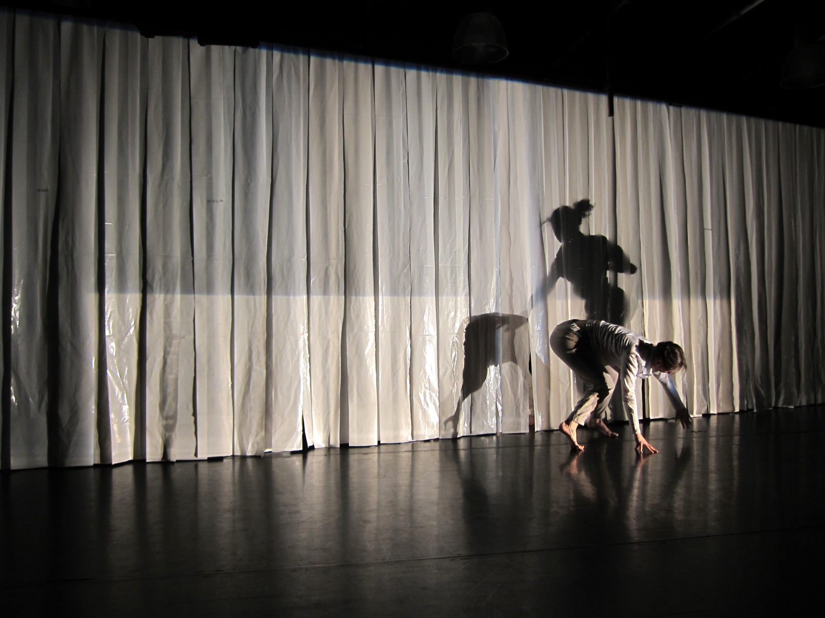 InFormAtion, interdisziplinäres Performance-Projekt von Karen Bößer, 2013, Profiler, Licht, Forum Freies Theater, Düsseldorf (Bühnenbild Dirk Dietrich Henning)