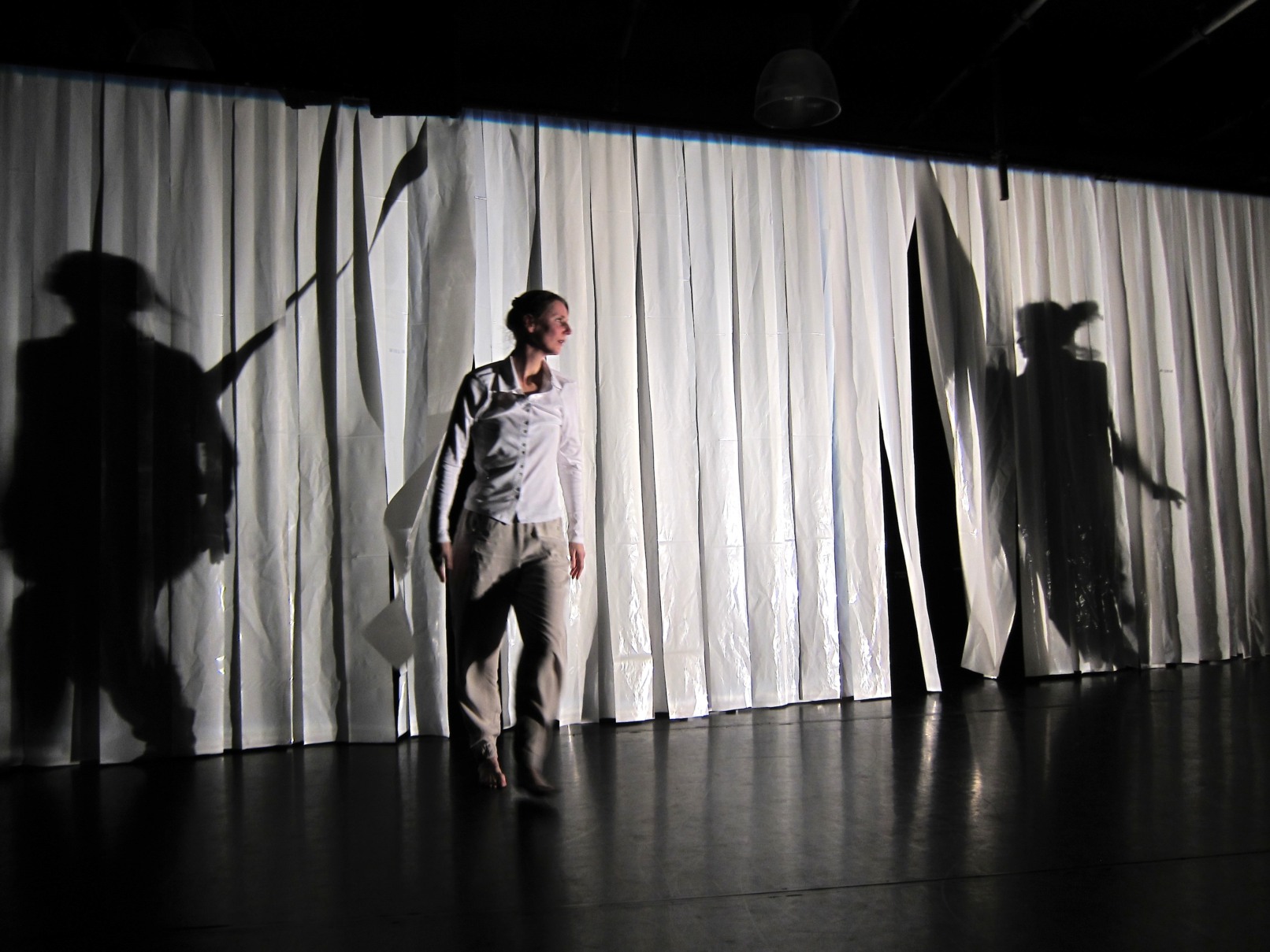 InFormAtion, interdisziplinäres Performance-Projekt von Karen Bößer, 2013, Profiler, Licht, Forum Freies Theater, Düsseldorf (Bühnenbild Dirk Dietrich Henning)