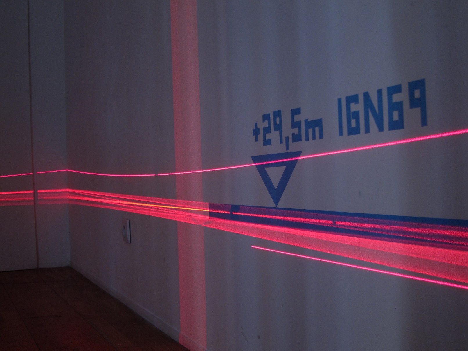 Long Distance Laser Ray, 2010, Laser, Stativ, Monitor, Antenne, 1.160 km, MUU-Galleria, Helsinki, Finnland