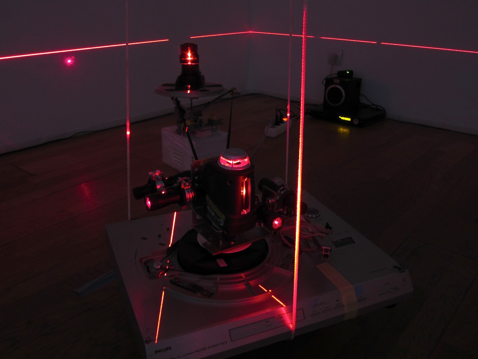Long Distance Laser Ray, 2010, Laser, Stativ, Monitor, Antenne, 1.160 km, MUU-Galleria, Helsinki, Finnland