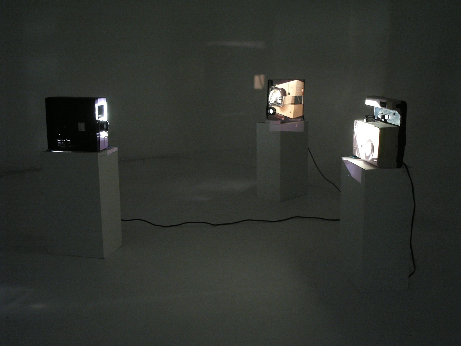 Dreieck, 2006, 3 sich gegenseitig abbildende Diaprojektoren, Tilburg, Niederlande