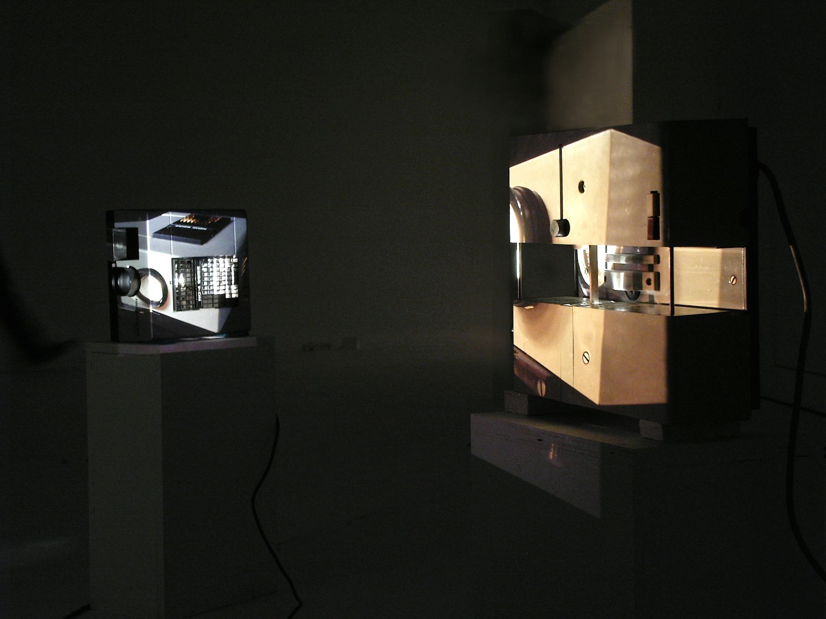 Dreieck, 2006, 3 sich gegenseitig abbildende Diaprojektoren, Tilburg, Niederlande