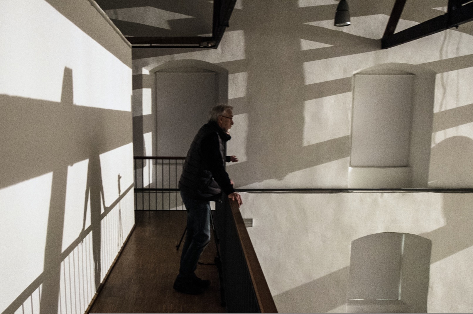 Schattenschaukel, 2014/2015, fahrende Lichtquelle, 30 m lineares Schienensystem