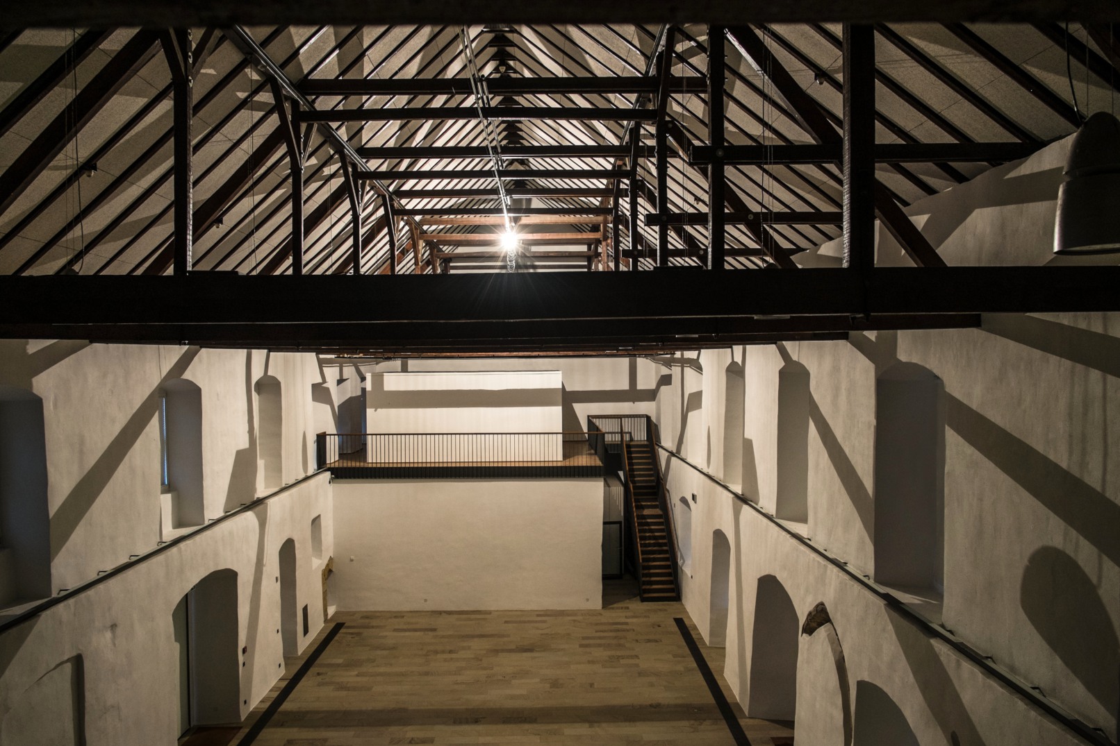 Schattenschaukel, 2014/2015, fahrende Lichtquelle, 30 m lineares Schienensystem