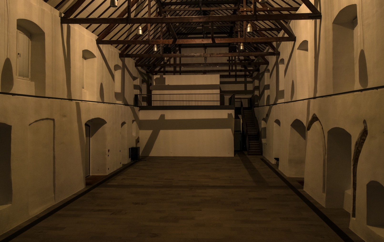 Schattenschaukel, 2014/2015, fahrende Lichtquelle, 30 m lineares Schienensystem