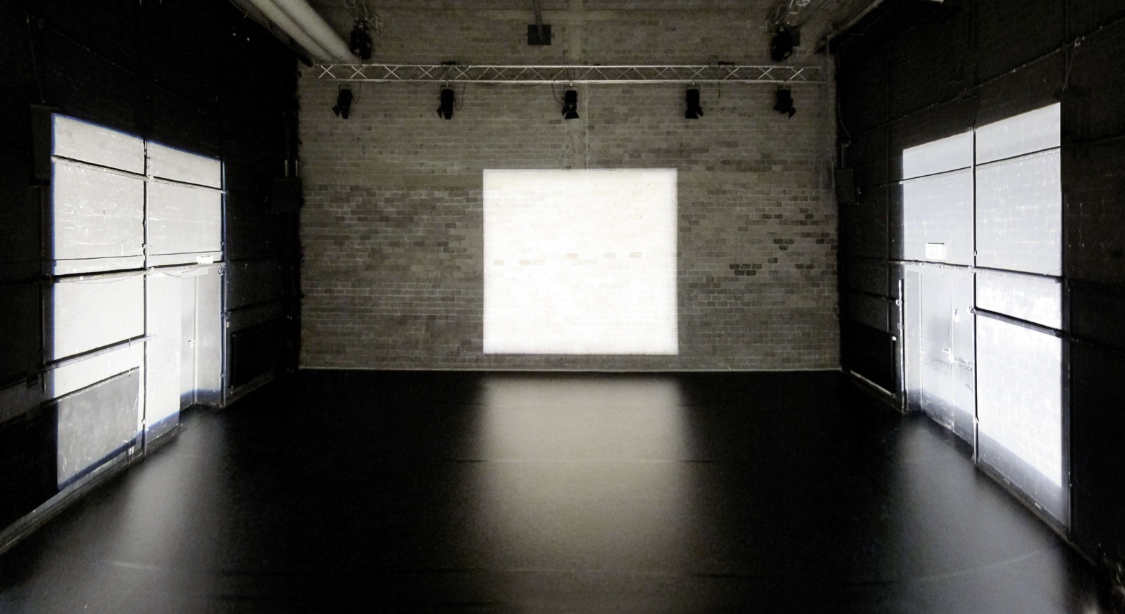 Licht-Bühnenbild für Dubito ergo sum, Tanzperformance von Morgan Nardi, 2011, Profiler, Beamer, Licht, Tanzhaus NRW, Düsseldorf