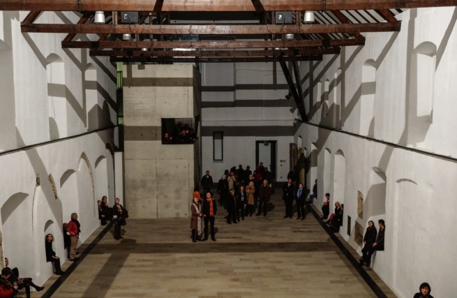 Schattenschaukel, 2014/2015, fahrende Lichtquelle, 30 m lineares Schienensystem