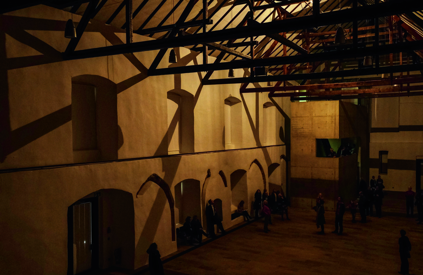 Schattenschaukel, 2014/2015, fahrende Lichtquelle, 30 m lineares Schienensystem